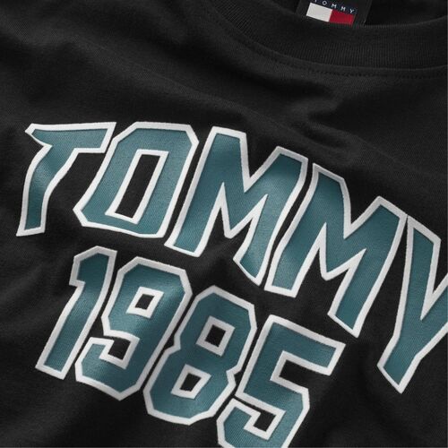 TOMMY JEANS REGULAR VARSITY SPORT TEE - T-SHIRTS στο drest.gr 